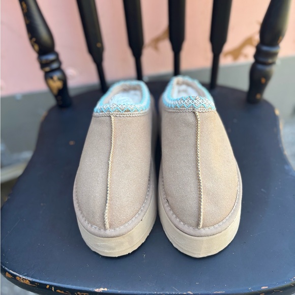 Cozy Tan Platform Slippers with Blue Trim - Picture 2 of 6